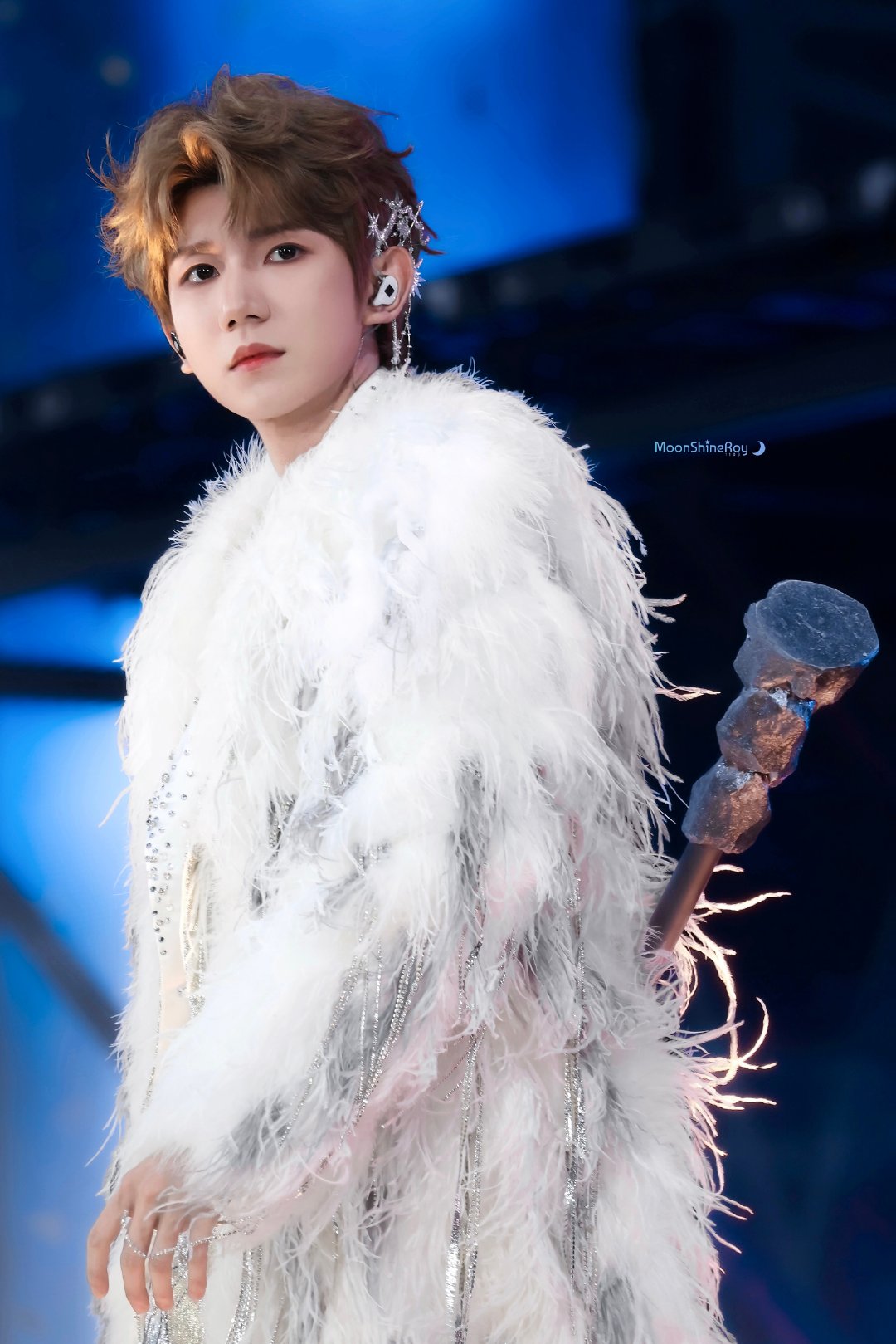 #王源[超话]##王源宇宙超级无敌大大狂欢巡演# 

入夜 共赏一轮明月 ​