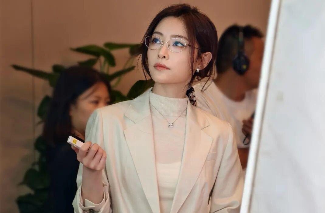 24集高颜值现偶剧《咫尺偏爱》杀青，许佳琪黄俊捷领衔，伪骨科姐弟恋男主三重人格，男小三试探太敢拍了 ​