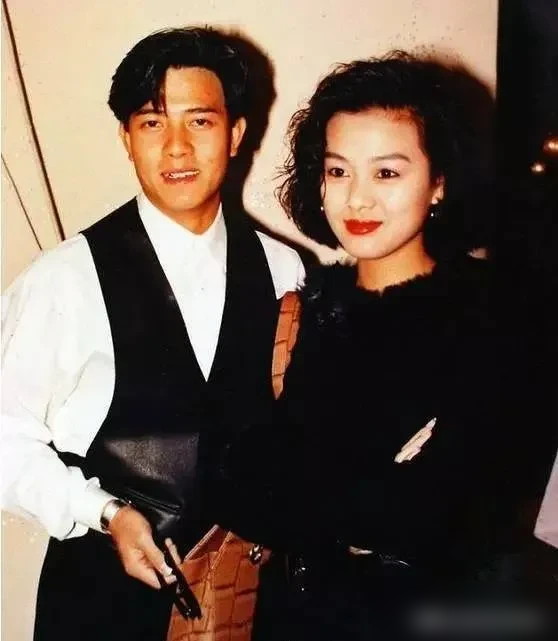 郭富城初恋35年后开口了，分手原因就仨字：够不着。
两人没吵没闹，就是郭富城爆红之后，圈子彻底撕裂，她还在原地，他已经被抬上神坛。连正式分手都没有，直接断了联系。当年约会，穷得俩人分吃一碗云吞面。
再看郭富城这些年，姚正菁、钟丽缇、熊黛林、方媛，清一色大眼睛，清一色高挑，清一色能打。审美确实没变