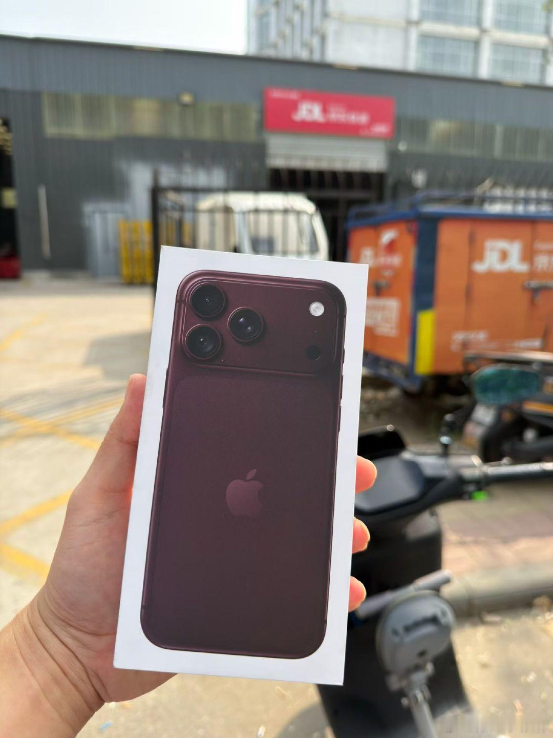 #iPhone18Pro新配色#
朋友圈已经看到有朋友买到iPhone 18啦
看一看
还是最新配色艮酒红色
复古经典又时尚
好看好看
但是看看价格
手里的17还是很香
还能撑几年 ​