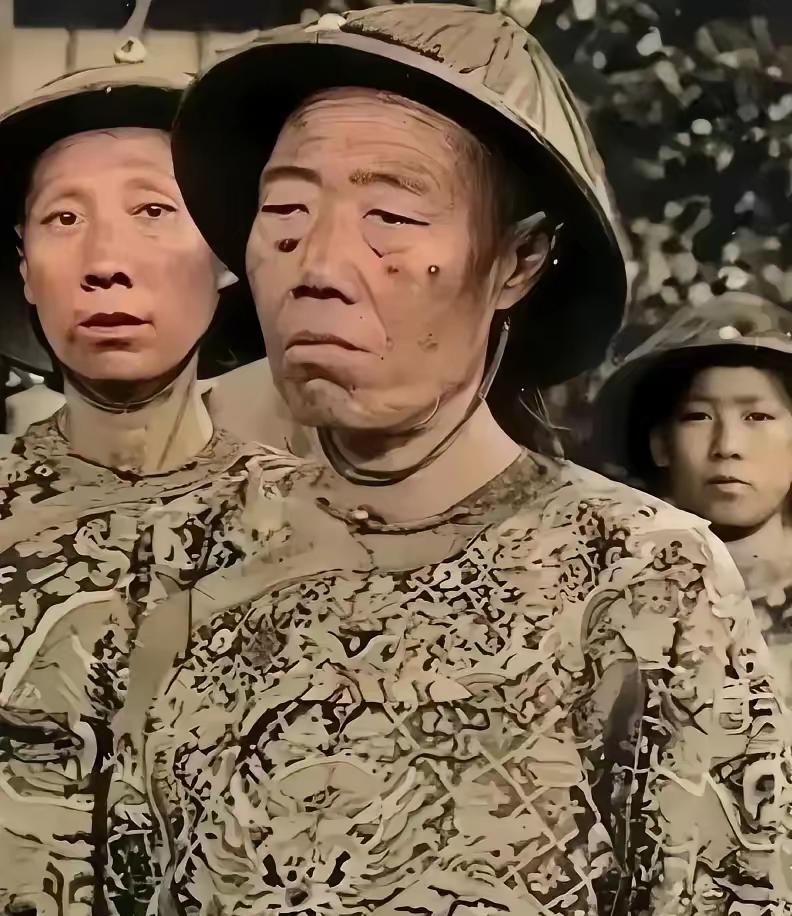 慈禧咽气前死死盯着李莲英，那眼神是要他殉葬。伺候38年的李莲英看懂了，没求饶，磕头说：您的丧事流程，供器账本，全印在我脑子里……

1908年，紫禁城里发生了一次权力交接。

慈禧太后临终前，身边站着伺候她38年的李莲英。关于她最后盯着李莲英的眼神，民间一直有一种说法，认为那是在暗示他殉葬。

这段
