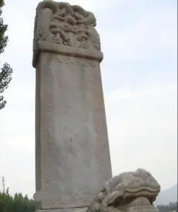 黄廷桂，1690年出生于今天北京市房山区张坊镇南白岱村，汉军镶红旗人。这个家里没出过进士的男人，一生最狠的一次出手不在战场上，而在驿道上：1756年清军西征准噶尔，他坐镇肃州督办军需，下令陕甘各驿站马匹十匹抽走五六匹，前后往前线送了七万余匹驼马。1759年正月，他病死在凉州行营，灵车未启，三等忠勤伯