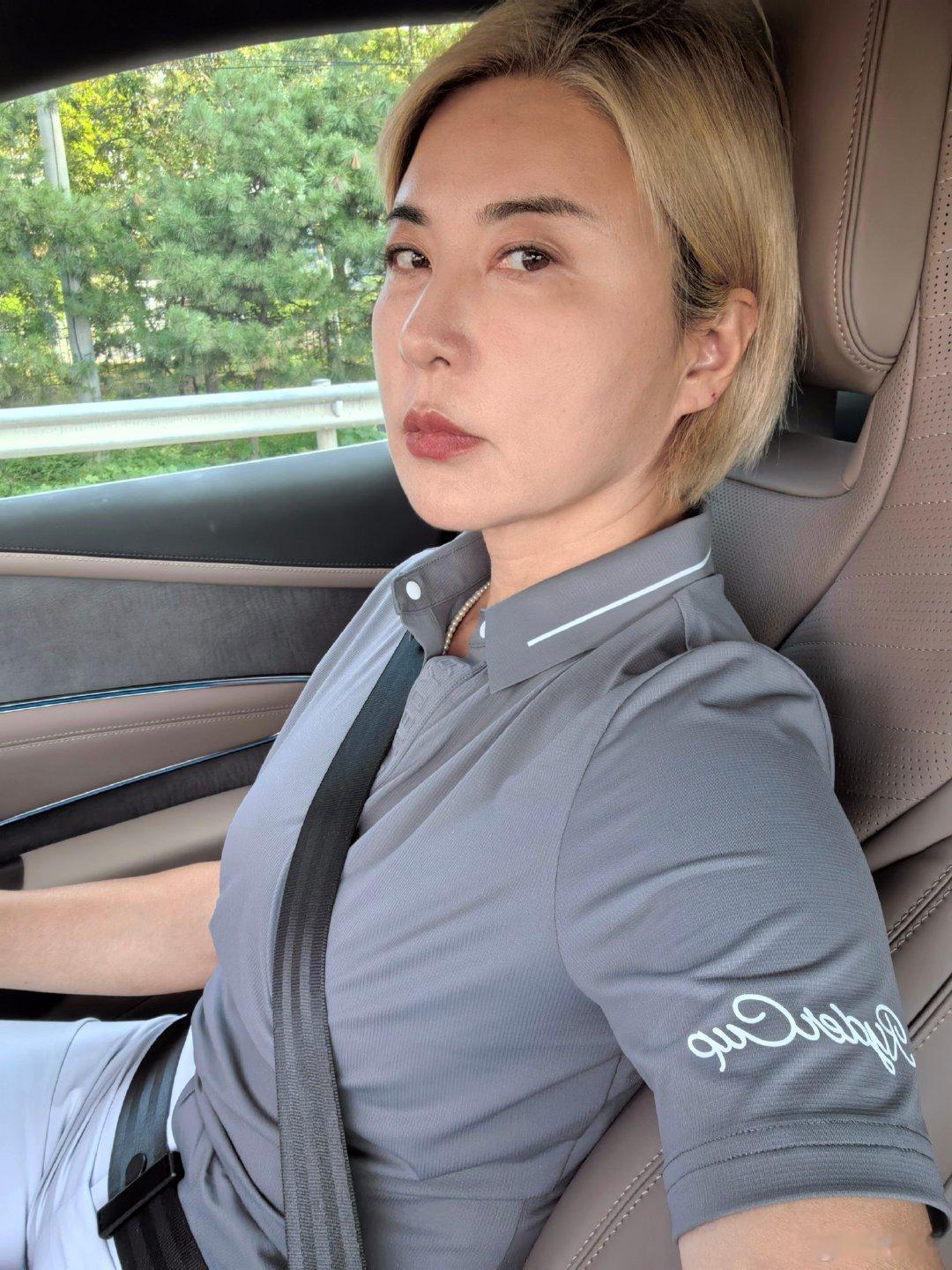 开仰望去打球，今天这个商务气质还是很浓郁的。
这两个多月的感受是，作为一台大型豪华轿车，开着非常好！！
既厚重又灵活，提速贼猛！
唯一问题是UWB钥匙只支持苹果，总忘刷NFC。 ​