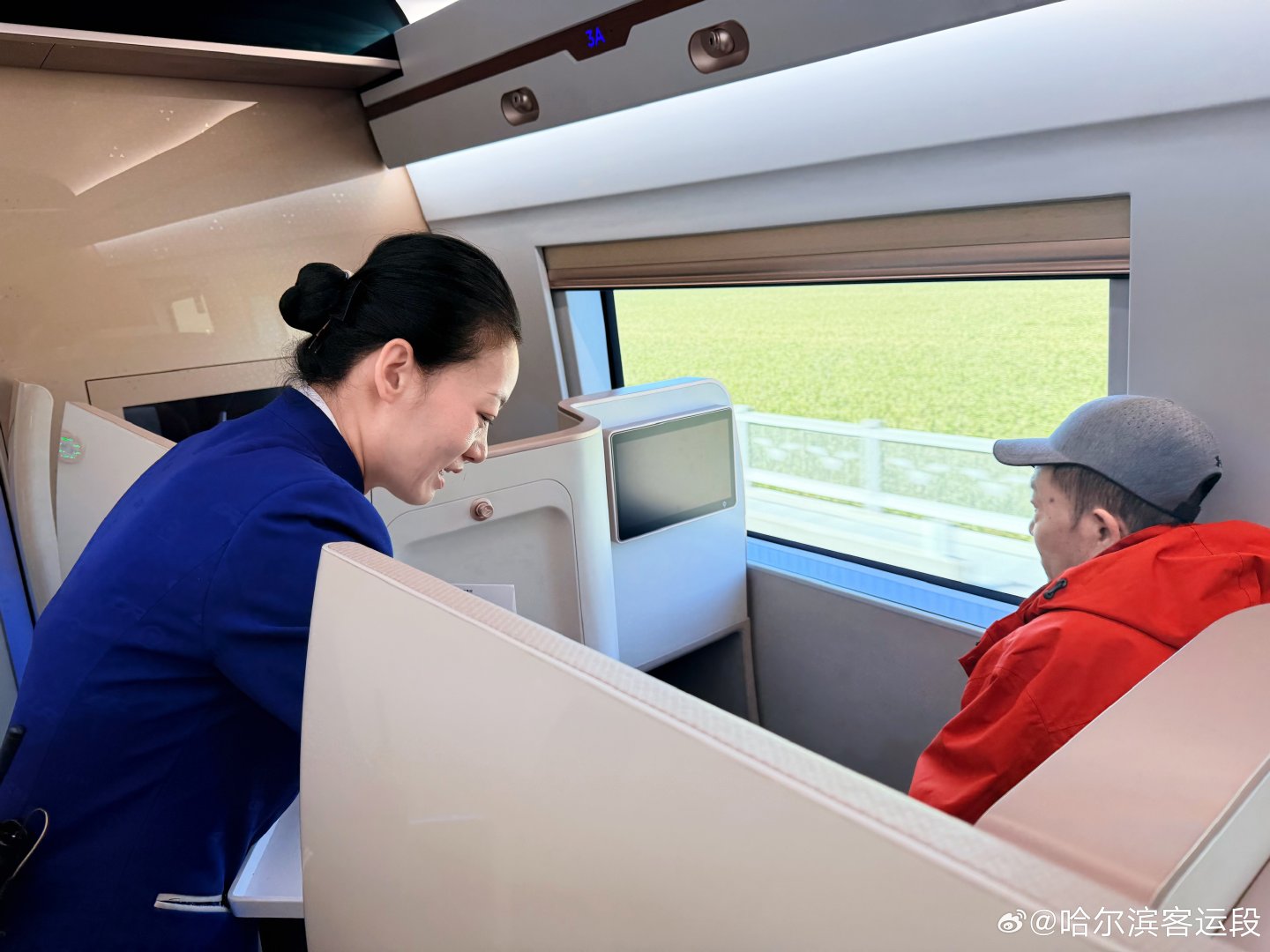 #哈客故事# 中秋、国庆假期双节来临之际，哈尔滨客运段京沪高铁车队开展重点运输保障、设备盯控、安全防控等便民服务。严格做好车门管理、旅客乘降、消防安全等关键环节管控，优化车厢服务，全力保障旅客平安温馨出行。​