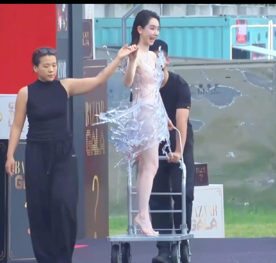 红毯为了出片，居然牺牲掉走路的能力！

2026芭莎之夜红毯，戚薇这套3D打印水花裙太震撼。

礼服重达16公斤，厚重到没办法迈步，全程靠工作人员推着小推车完成红毯。

定格水花的造型先锋感十足，但也引来不少讨论。有人惊叹艺术感，也有人感慨本末倒置，衣服反倒困住了人。

红毯造型，你更看重视觉效果，