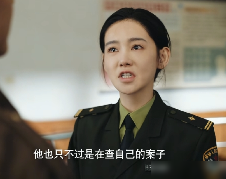 李沐宸被骂空降，结果扒出来她18岁就出来打工，家里欠着债，三年拍了16部短剧，一天都不敢停。
《司藤》里那个眼神杀，她说不是演的，是把性格里最狠的那部分挖出来。一个特效妆，光倒膜就四个小时。拍《梦华录》，从乞丐装一路磨到酒楼股东，靠的全是眼神和动作抠出来的层次。
不是科班出身，配角演了六年，观众