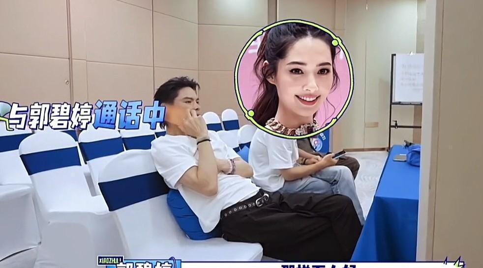 向佐打电话说想郭碧婷，她怕人听见，李乃文一声不吭没接话没笑没咳嗽，旁人肯装没听见才是真体面 ​