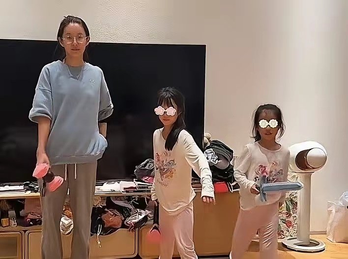 41岁陈赫被张子萱带俩闺女追着打，网友笑他这女生宿舍排最后还乐在其中 ​