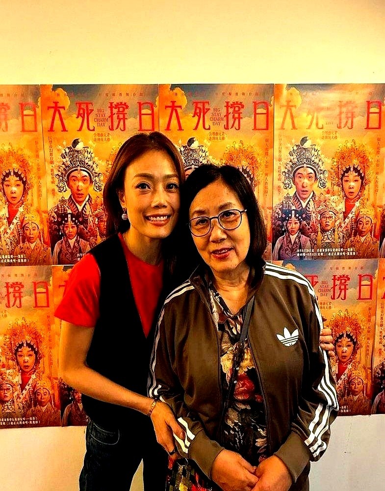 79岁的汪明荃坐在剧院台下，看着台上拼命演话剧的毛舜筠，突然交了底。

她瘦得骨相分明，刚赶完一场庆功宴，转头就挤进人群给老友捧场。蔡少芬、容祖儿在旁边说笑，汪明荃却摆摆手，坦言自己记性真是不行了。

被甲亢折磨过的身体骗不了人。台上的毛舜筠还在折腾事业新版图，台下的汪姐却已经跟罗家英划好了红线：再