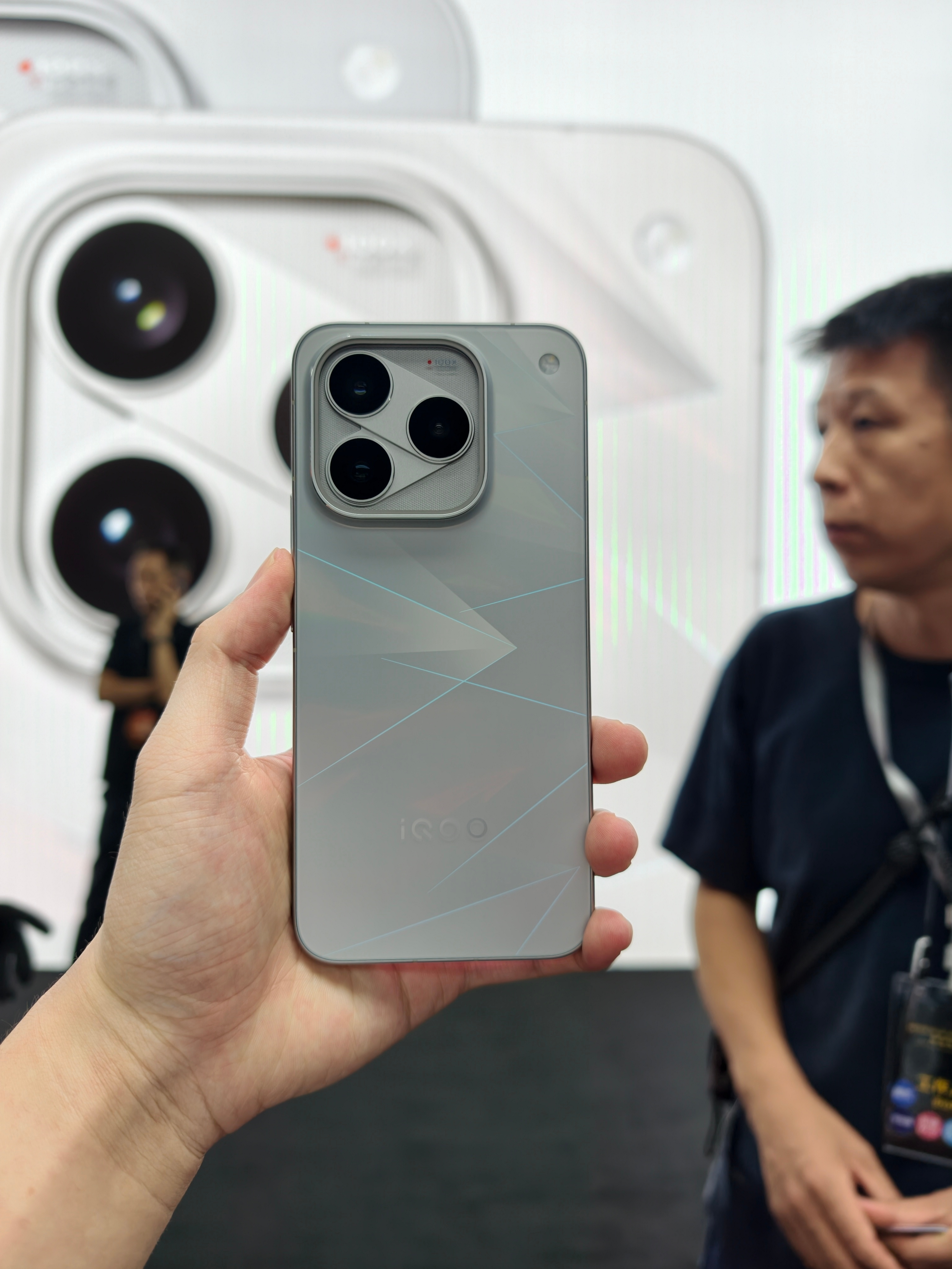 #iQOO16# 和 #iQOO Pad Ultra# 发布会开始了，真机都在现场上手看了一圈，之前发布前看到的那些参数，现在终于变成了手里的真实体验
➡️iQOO16的机身质感、屏幕和“领航标”影像设计，现场看确实比图片更有感觉
➡️Pad Ultra则是另一种路子，8.8英寸大屏配上轻薄机身，拿在手里比想象中更轻
 ​