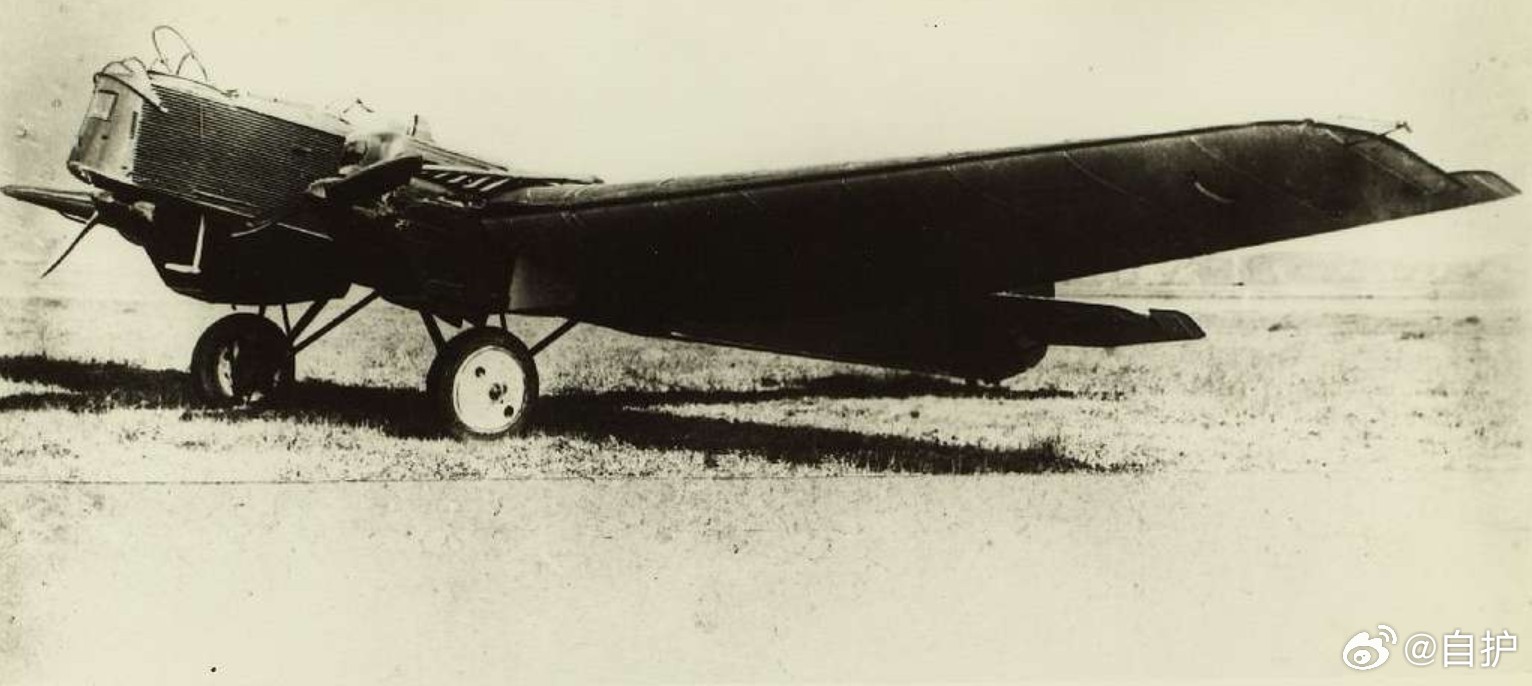 航空创作计划航空历史上的今天每天认识一件兵器 1929年10月20日，苏联图波列夫ANT-7多用途飞机首飞。1926年10月，在安德烈·图波列夫的倡议和技术提议下，中央空气流体动力学研究院（TsAGI）的设计局立项一款全金属双发“空中巡洋舰”项目，内部代号ANT-7。该机以ANT-4（TB-1）重型轰炸机为蓝本进行缩小，开发一款快速、灵活的双发多用途飞机。苏联军方要求其具备极高的通用性和大航程，要求该机能够作为远程战术侦察机使用；同时要具备护航战斗机性能和轻型轰炸机性能，甚至能改装为海上鱼雷机或水上巡逻机。ANT-7的机身和机翼大面积采用了带有纵向波纹的杜拉铝蒙皮，飞机采用悬臂式低单翼布局，采用两台米库林M-17F水冷V-12发动机。其开放式座舱和分布在机首、机背及机腹的活动式防卫枪座，构成了完整自卫火力网。1927年8月，该机的整体设计方案大致完成，转入原型机的试制阶段。1929年8月完成首架原型机的建造。 1929年10月20日，苏联试飞员米哈伊尔·格罗莫夫驾驶的ANT-7原型...