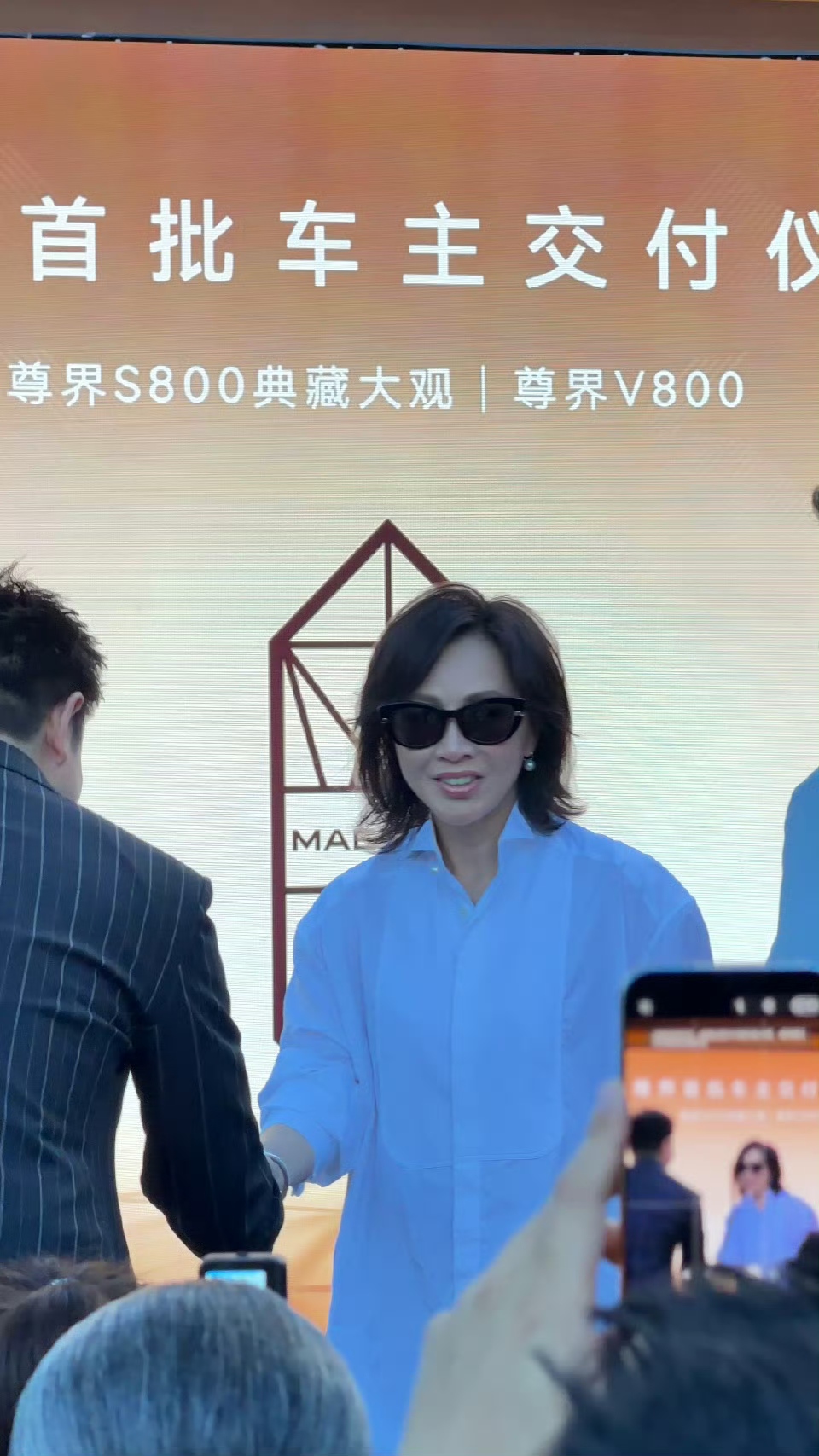 尊界典藏大观首批交付，折射国内高端制造综合实力
8月31日，尊界S800 Grand Design典藏大观完成首批交付，背后是国内高端整车制造、智能系统、传统匠艺融合现代工业的综合能力。百万级超豪华产品，对整车工艺、座舱定制化、智能系统整合、安全体系都提出极高标准。高端用户从来不是追求“最贵”，而是