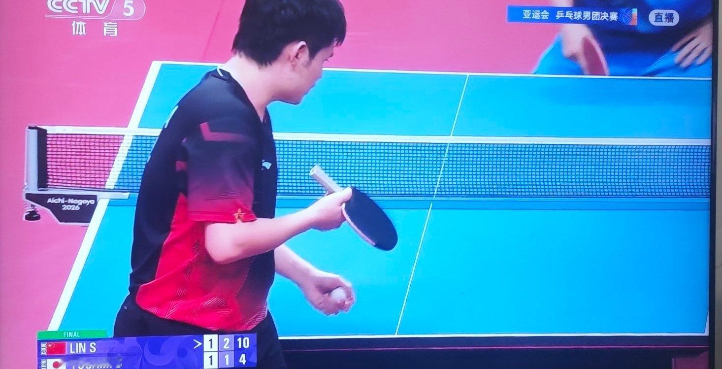 #中国vs日本乒乓球男团决赛对阵#
林诗栋可以，打出了战术的感觉，中国2:1领先

温瑞博1:3输张本智和，还是差点，算正常。

林诗栋这是特别安排到三单抓日本户上的，胜率高。所以这一场绝对不能丟。

但是一局就不太对劲，一直落后，最后才找到感觉赢了。第二局4:11直接放弃了，第三局又是2:6落后。

但 ​