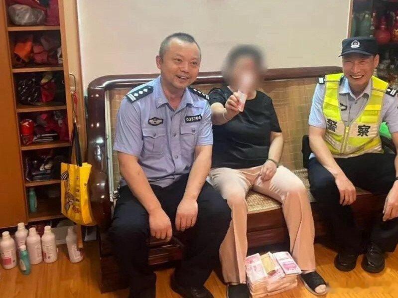 #老人报警丢4万民警找出23万##武汉一位72岁的黄婆婆报警称家中4万元现金被偷，民警两次上门搜寻近8小时，最后在门口鞋柜的夹层缝隙里找到了钱——除了那4万，还意外翻出了老伴生前留给她的19万元存款。 为什么没发现被盗，门锁完好：大门没有撬动痕迹，屋内物品摆放整齐，没有入室盗窃迹象。老人记错了 ​