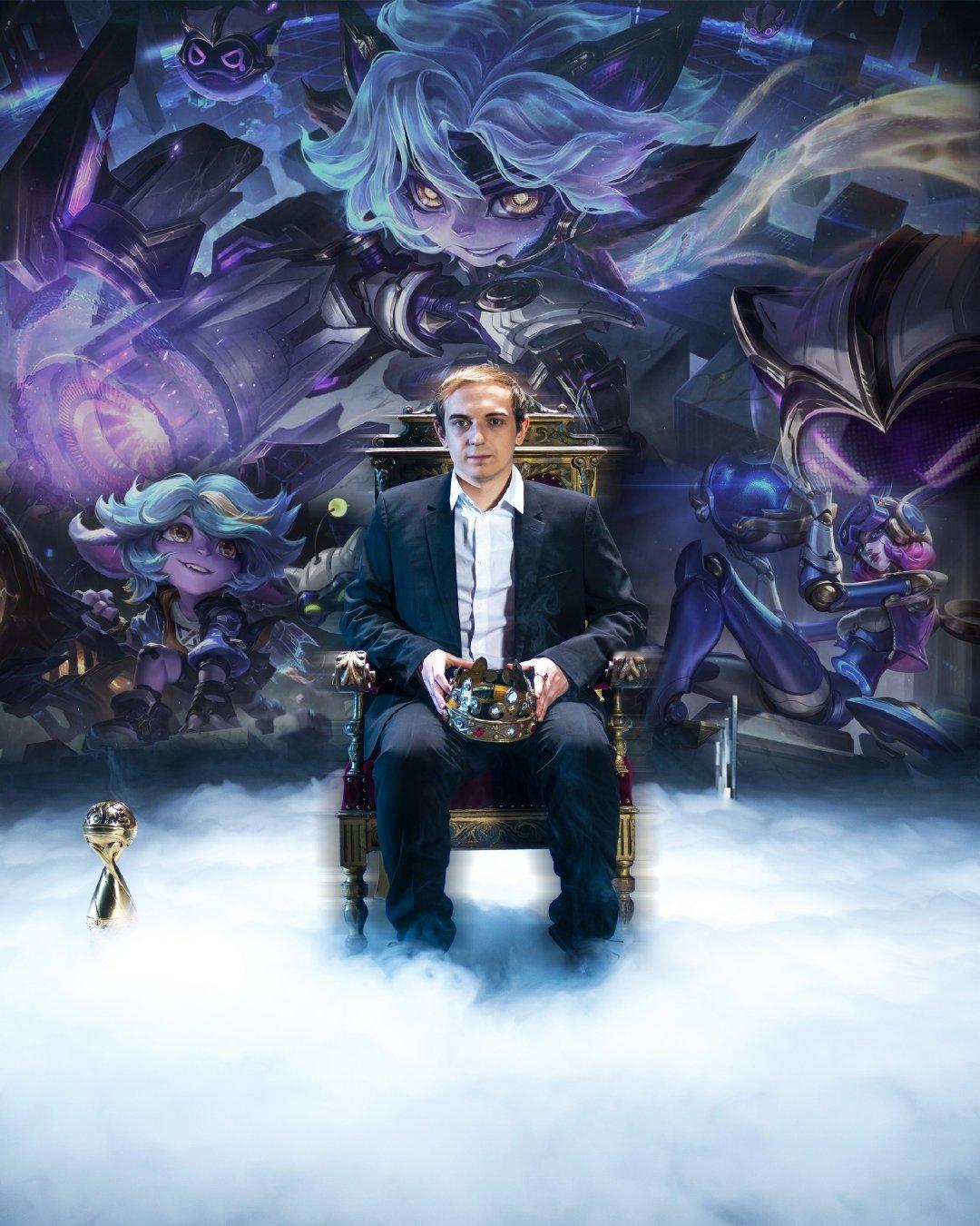 Caps当年正是看到Faker捧起S3冠军奖杯的那一刻被彻底点燃了电竞梦，如今两人先后入选英雄联盟名人堂，完成了一场跨越十余年的“追光成光”闭环

#Caps因Faker迷上电竞# ​