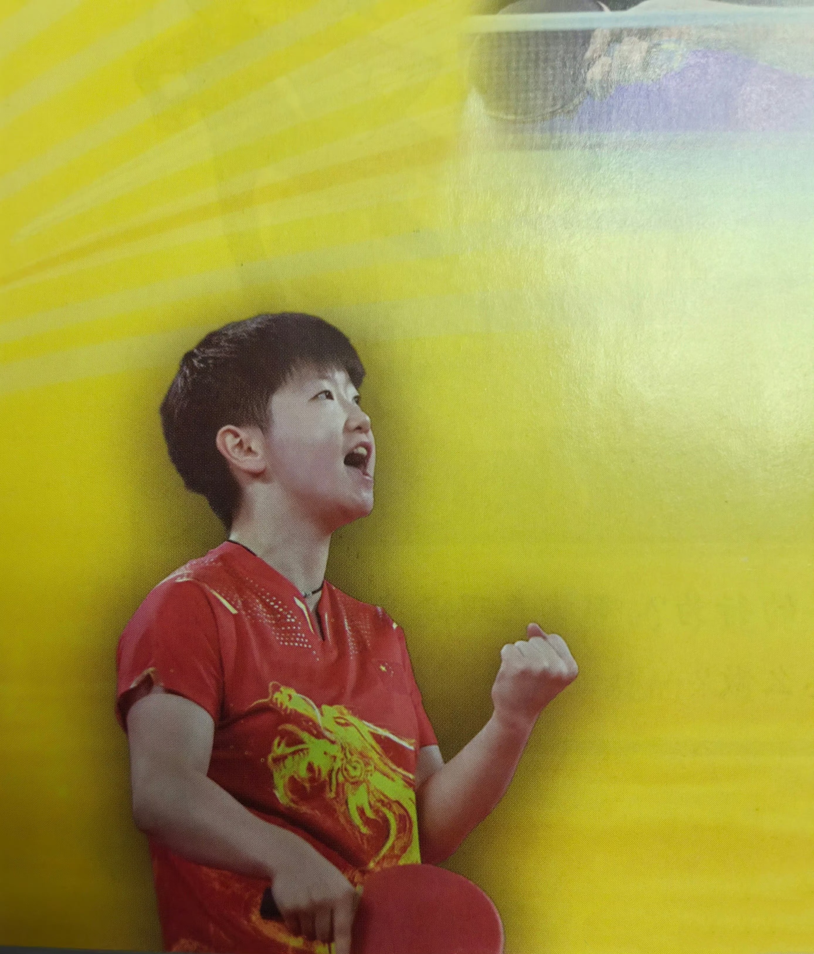 #孙颖莎榜样力量的具象化# 2026新版小学教科书五年级《体育与健康》，第五单元《国球乒乓争荣光》，孙颖莎是书中唯一现役乒乓运动员，选用东奥半决赛危难之际她挺身而出4‑0横扫伊藤美诚的经典高光画面。
从来没有属于某个人的时代，只有被时代铭记的人。赛场上的奖杯与荣誉会被镌刻记录，但真正生生不 ​