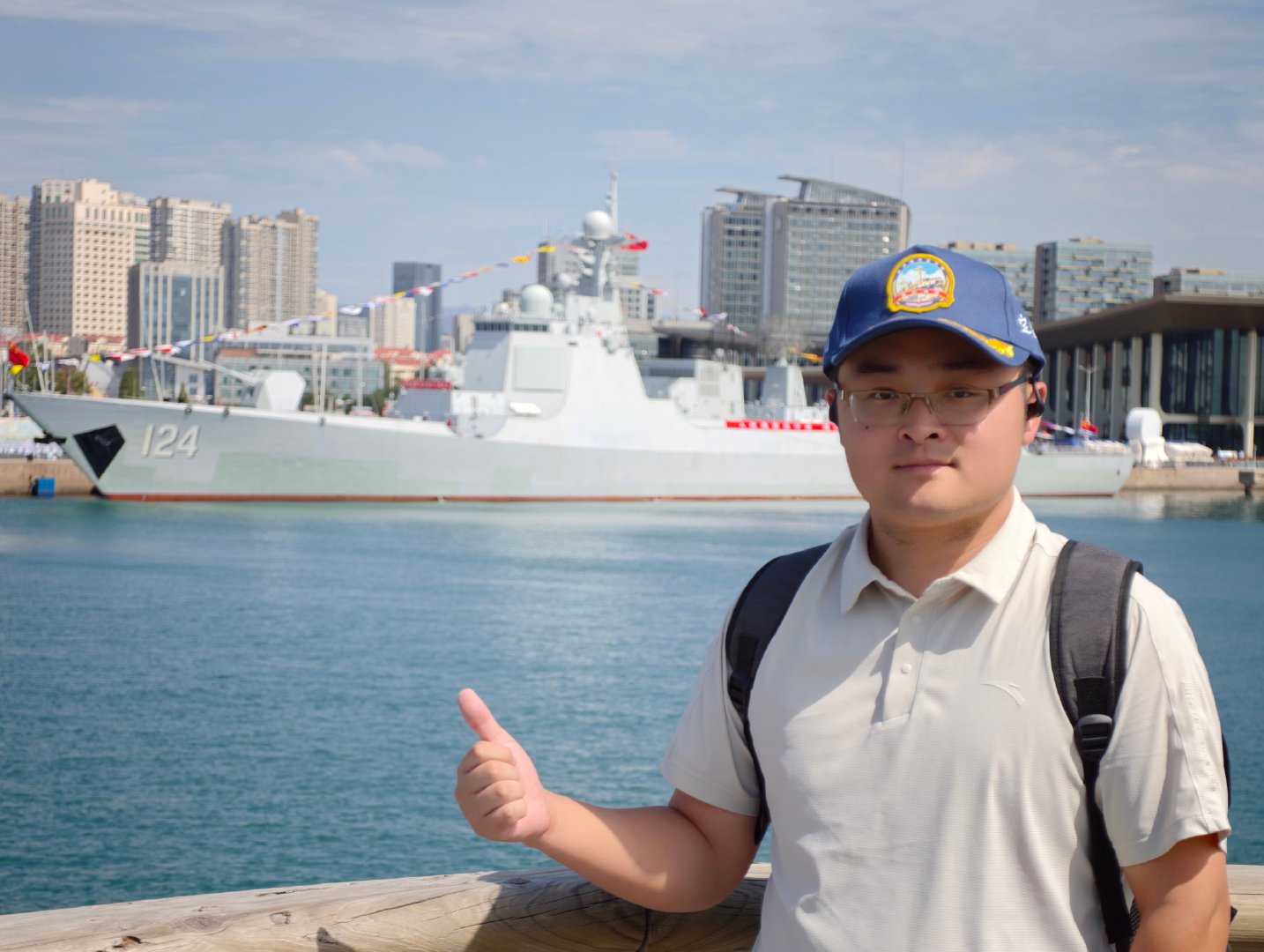 “开封”号导弹驱逐舰。
继央视此前报道过该型舰具备“海基反导”能力之后，此次北部战区海军青岛开放活动，再次明确了以开封舰为代表的052D改进型驱逐舰能够发挥海上反导节点的作用。#寻美河南##寻美郑州# ​