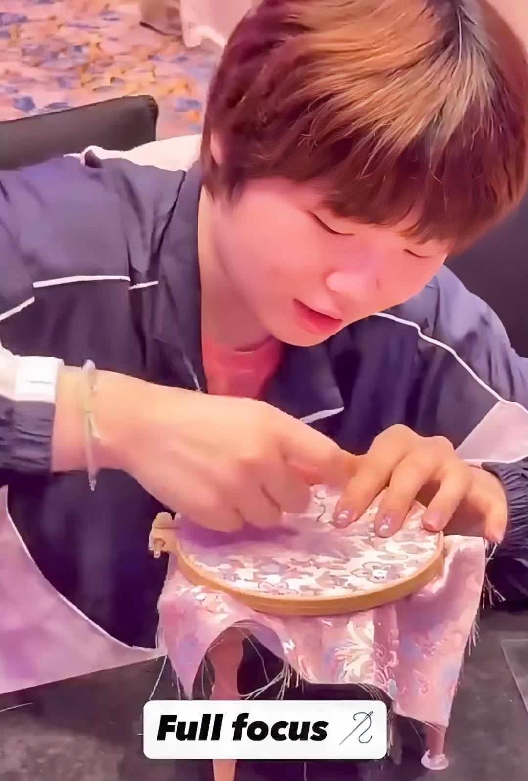 蒯曼晚宴一句话 真逗 到底多会接梗
      
        看热闹的人不少，真把人逗笑的，往往就那么一句。
      
        这次是在澳门冠军赛的晚宴上。场面本来挺轻松，大家吃饭、聊天、互动，结果蒯曼坐那儿安安静静玩起了刺绣。你说这画面是不是就已经很有反差了？赛场上拼速度拼对抗，到