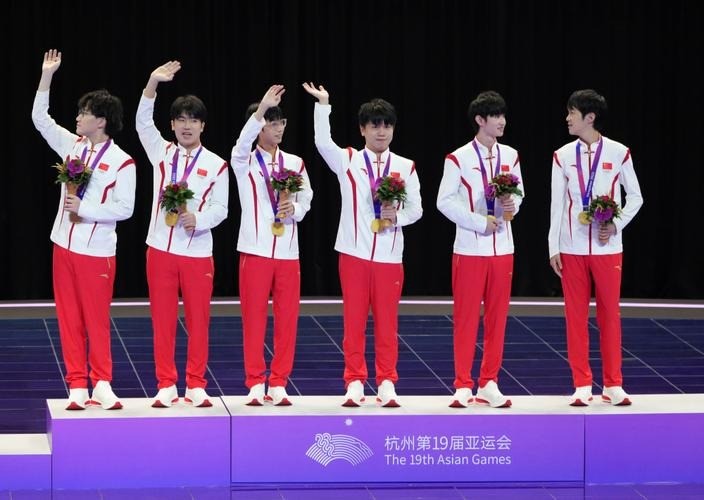 4‑0横扫！中国队拿下亚运王者荣耀金牌

9月28日，在2026年爱知·名古屋亚运会上，电子竞技王者荣耀项目决赛正式打响，中国队迎战马来西亚队，最后以4比0的大比分赢下比赛，将这枚亚运金牌收入囊中。巧的是，就在中国队横扫夺冠这一天，亚洲电竞还发生了另一件更值得琢磨的事。
几乎就在金牌产生的同一天，亚
