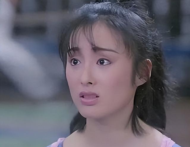 红极一时的张敏，与周星驰多次合作，当红时跑去经商，如今58岁住大房子享受生活。