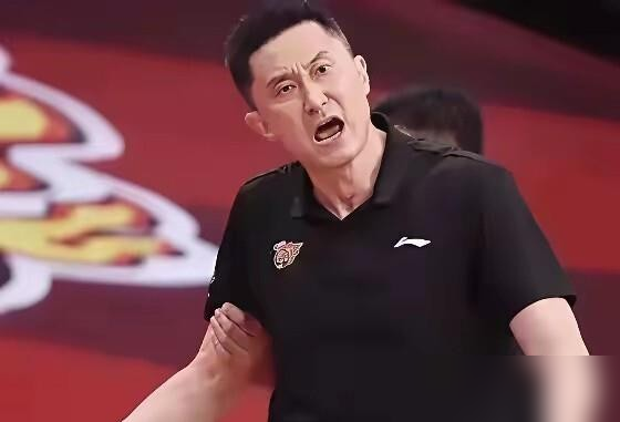 广东队从主教练到总经理全换了，连裤腰带都换了一遍，这可不是输几场球的事。
杜锋他姐杜梅，搞了个经纪公司，手底下签着胡明轩、杜润旺、张皓嘉、张文逸一堆广东主力。亲姐当经纪人，弟弟当主教练，谁上场谁拿大合同，外人看着能不嘀咕？
篮协新规下来了，明令严控教练亲属沾经纪业务。杜锋倒不躲，说他姐当年砸锅卖