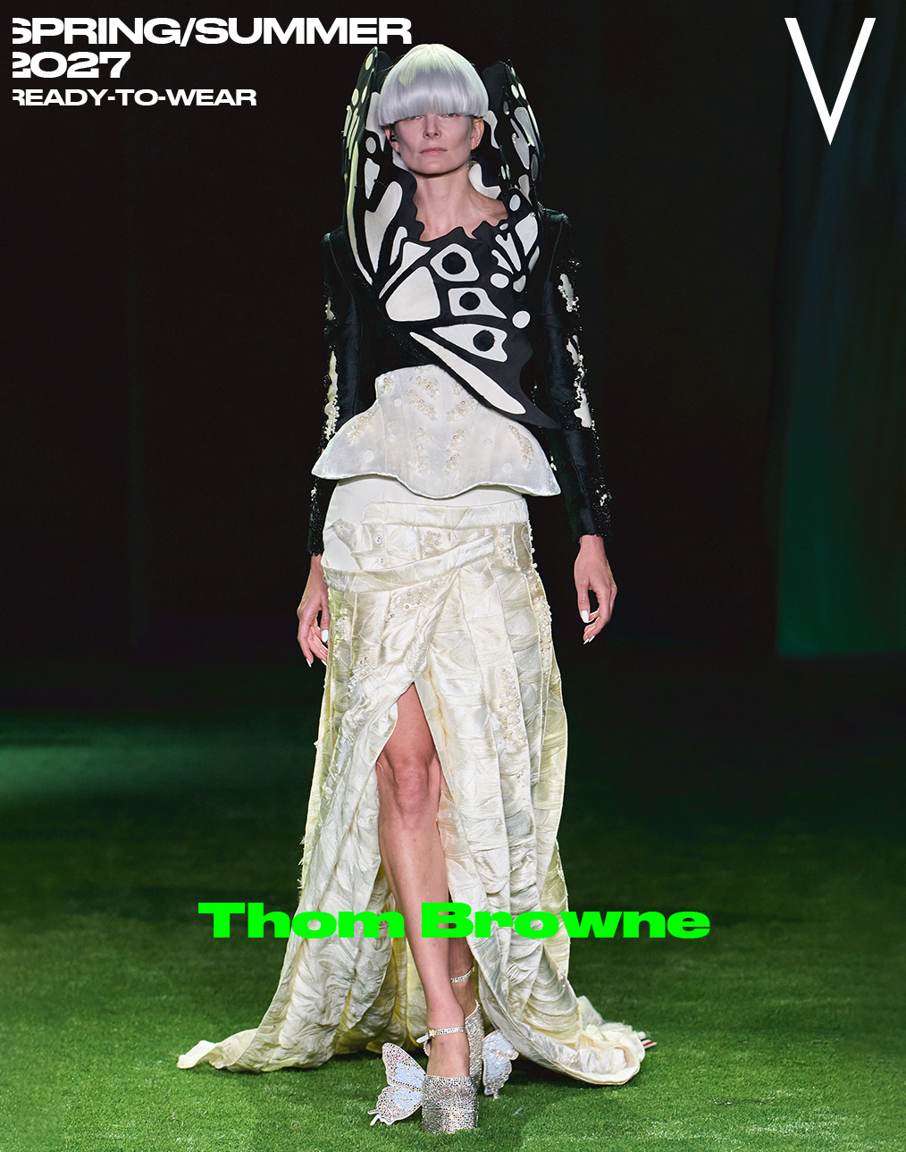 #VRUNWAY##秀场V聚焦##V中文版在时装周##时装周##纽约时装周# 

一个茧悄然成形，一个奇幻世界由此苏醒。提花蚱蜢蜷伏在刺绣草丛之间；亮片飞虫与飞蛾贴花在外套和百褶裙上翩然掠过；蚂蚁以金色丝线和红黑嵌花的形式现身；蜜蜂在切斯特菲尔德大衣上照料着自己的蜂巢；蝴蝶翅膀刺绣与蜻蜓提花呈现出马赛 ​