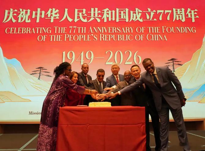【驻埃塞俄比亚使馆同驻非盟使团举办庆祝中华人民共和国成立77周年招待会】
　　9月24日，驻埃塞俄比亚使馆同驻非盟使团在亚的斯亚贝巴举办庆祝中华人民共和国成立77周年招待会，陈海大使、张玮临时代办、埃塞前总统穆拉图、非盟和联合国代表、各国使节及各界友人1200余人出席。

　　陈海大使在致辞中 ​