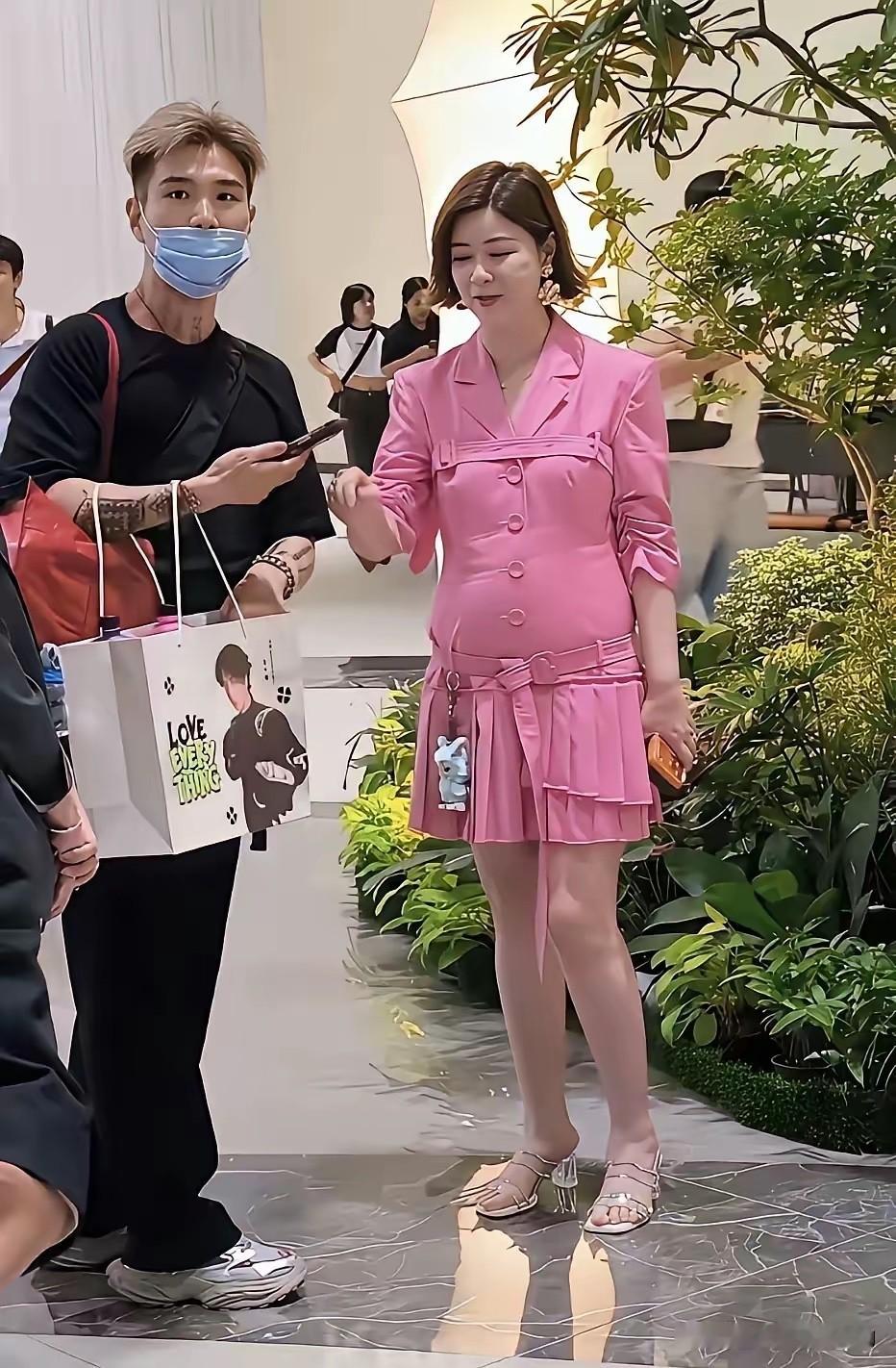 杜华的审美能不能跟上她的财富，这件衣服能让她买下来，说明这个销售的能力是真厉害！

杜华保养得不错，都45岁了，四肢纤细。但是发福了就是发福了，年龄在这。普通人也不必身材焦虑了。
