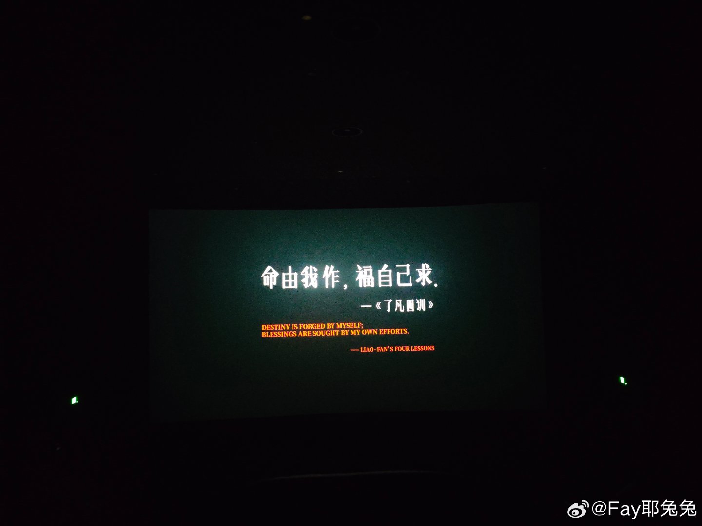 #电影空枪# 强哥虽然疯批但是有情有义，并没有觉得人设很违和。反而警察强行加了个胃疼的设定感觉是个bug。被朱一龙和梁家辉的对手戏帅到了！那个表情细微的处理真的很棒！檀健次的演技还得再成熟点儿，对比之下有点儿压不住。整体来说绝对好电影！ ​
