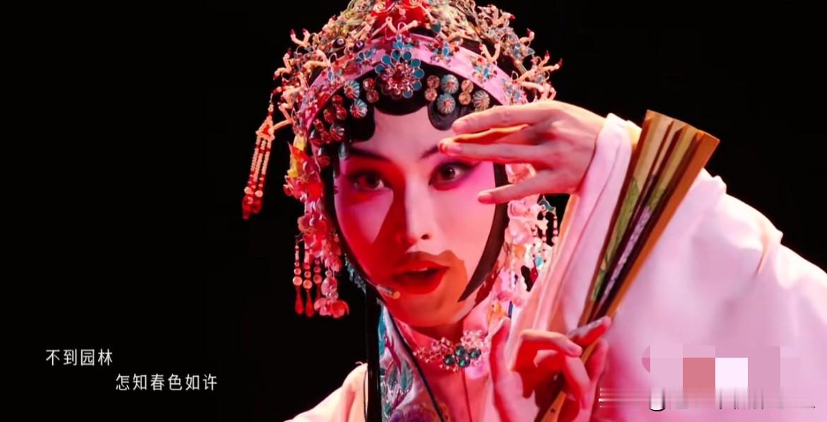 我单方面宣布，
《披哥》这季最夯的一首歌，
不是《面纱》，也不是《一生所愛》，而是今晚的《在梅边》。

你们有看《披哥》今晚的五公第二场直播吗？小沈阳、唐九洲、颜安的这首《在梅边》也太夯了吧，一直给我们惊喜。

本来以为唐九洲的反串扮相，戏腔足够惊艳，接着颜安唱的rap 带动全场氣氛，太燃了，在我以