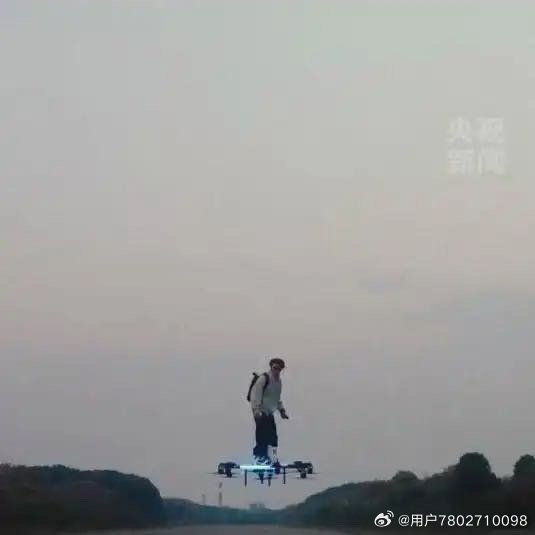 《科技博主手搓一块会飞的滑板。网友：这才是中国人能飞！》播放量：1.6万
点赞量：537 ​