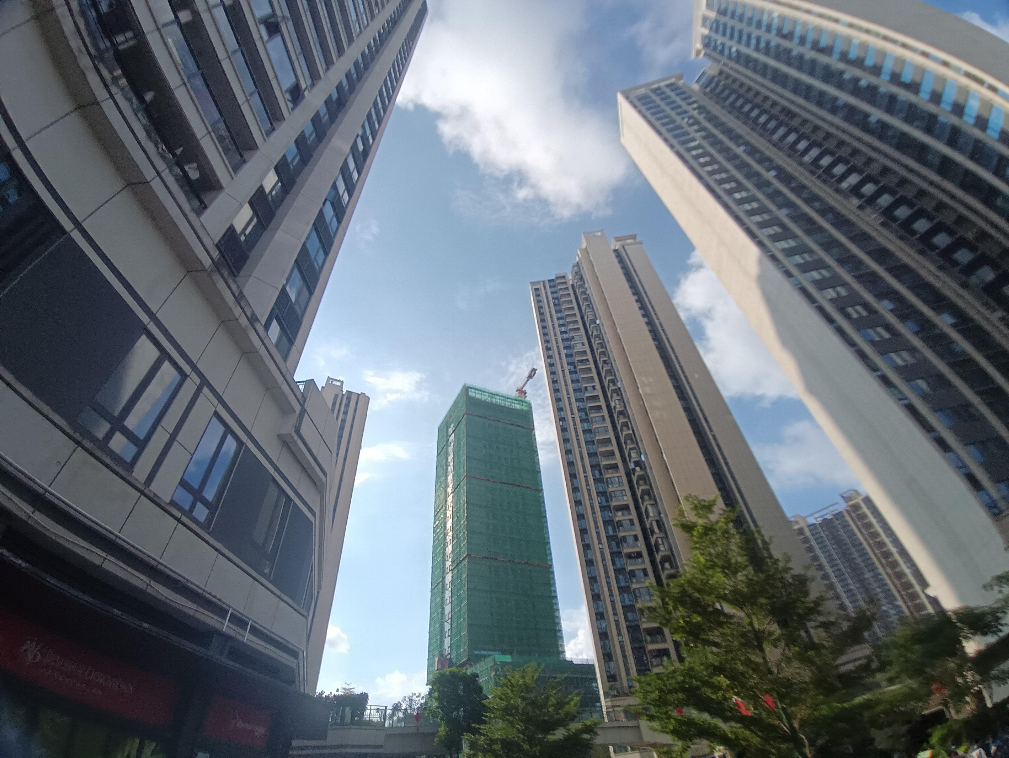 2021年，北海楼市火热，25岁的阿强怀揣半生积蓄，在房价高点斥资百万，签下30年房贷，梦想着在这座海滨城市扎根。

然而，楼市急转直下，房价腰斩，他的房子成了负资产，首付血本无归，月供如大山般压得他喘不过气。

屋漏偏逢连夜雨，失业与疾病接踵而至，家庭在巨大的经济压力下分崩离析，妻子带着孩 ​