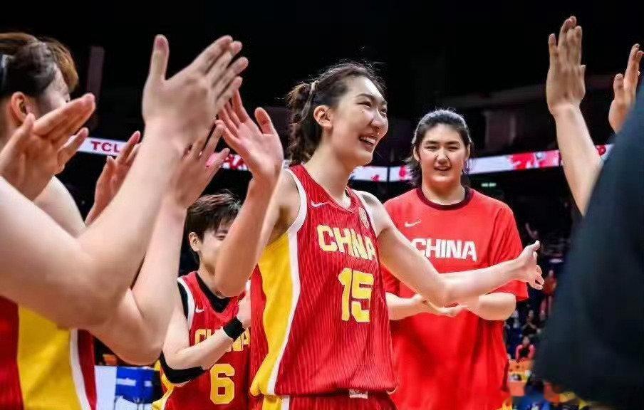 #中国女篮亚运会卫冕希望几何#
韩旭、李月汝缺阵，内线靠张子宇和刘禹彤新组合顶上。日本派二线算利好，韩国全主力才是硬仗。后卫出球慢、篮板弱这些老问题，少了韩旭更明显。刚打完世界杯又上亚运，体能也是个问题。三连冠难，但还是期待这支新老交替的队伍能顶住，打出自己的东西。 ​