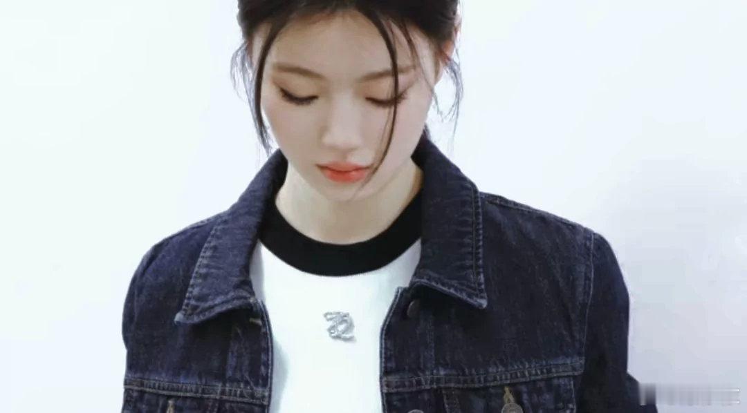 #单依纯[超话]# 
“泥潭之中成长才能发出最耀眼的力量”"𝓖𝓻𝓸𝔀𝓽𝓱𝓲𝓷𝓽𝓱𝓮𝓺𝓾𝓪𝓰𝓶𝓲𝓻𝓮𝓲𝓼𝓽𝓱𝓮𝓶𝓸𝓼𝓽𝓭𝓪𝔃𝔃𝓵𝓲𝓷𝓰𝓹𝓸𝔀𝓮𝓻.

​