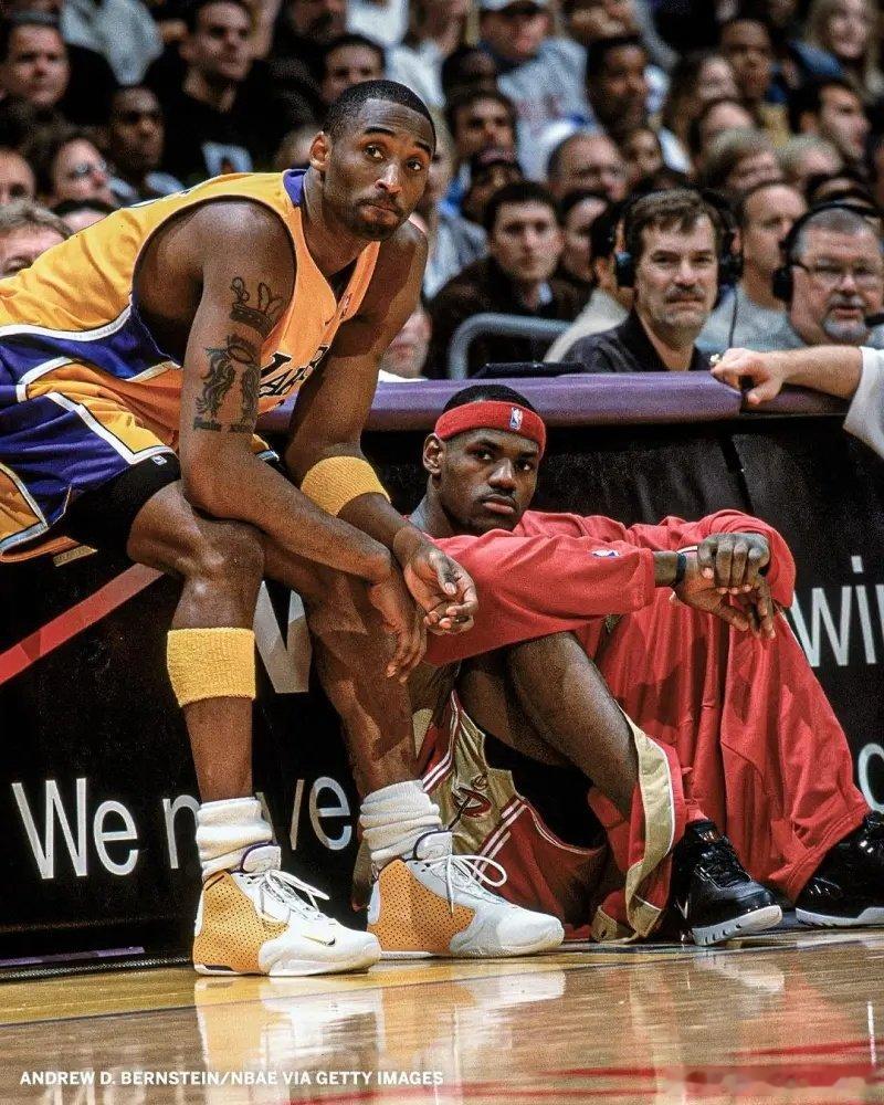 ESPN 晒图回顾：2004年1月12日：勒布朗-詹姆斯与科比-布莱恩特迎来NBA赛场的首次对决👑🐍

本场比赛湖人89-79战胜骑士，科比出战17分钟，投篮8中3，罚球4中4，得到10分5篮板2助攻1抢断；詹姆斯出战37分钟，投篮20中6，得到16分5篮板7助攻1抢断1盖帽。#科比##KobeBryant##詹姆斯# ​