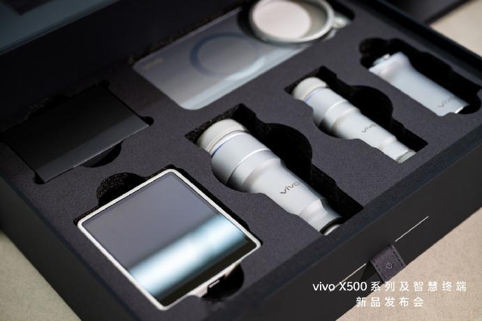 #灭霸500# vivo X500系列今晚19点就要正式发布了，目前看下来，vivo X500和vivo X500 Pro Max的定位区分已经挺明显了，一个更强调日常拿着舒服、随手拍没负担，一个更偏向把影像和旗舰体验直接拉满。尤其现在大家用手机拍照，早就不只是“拍清楚”这么简单了，旅行、演唱会、人像、视频这些场景都越来 ​