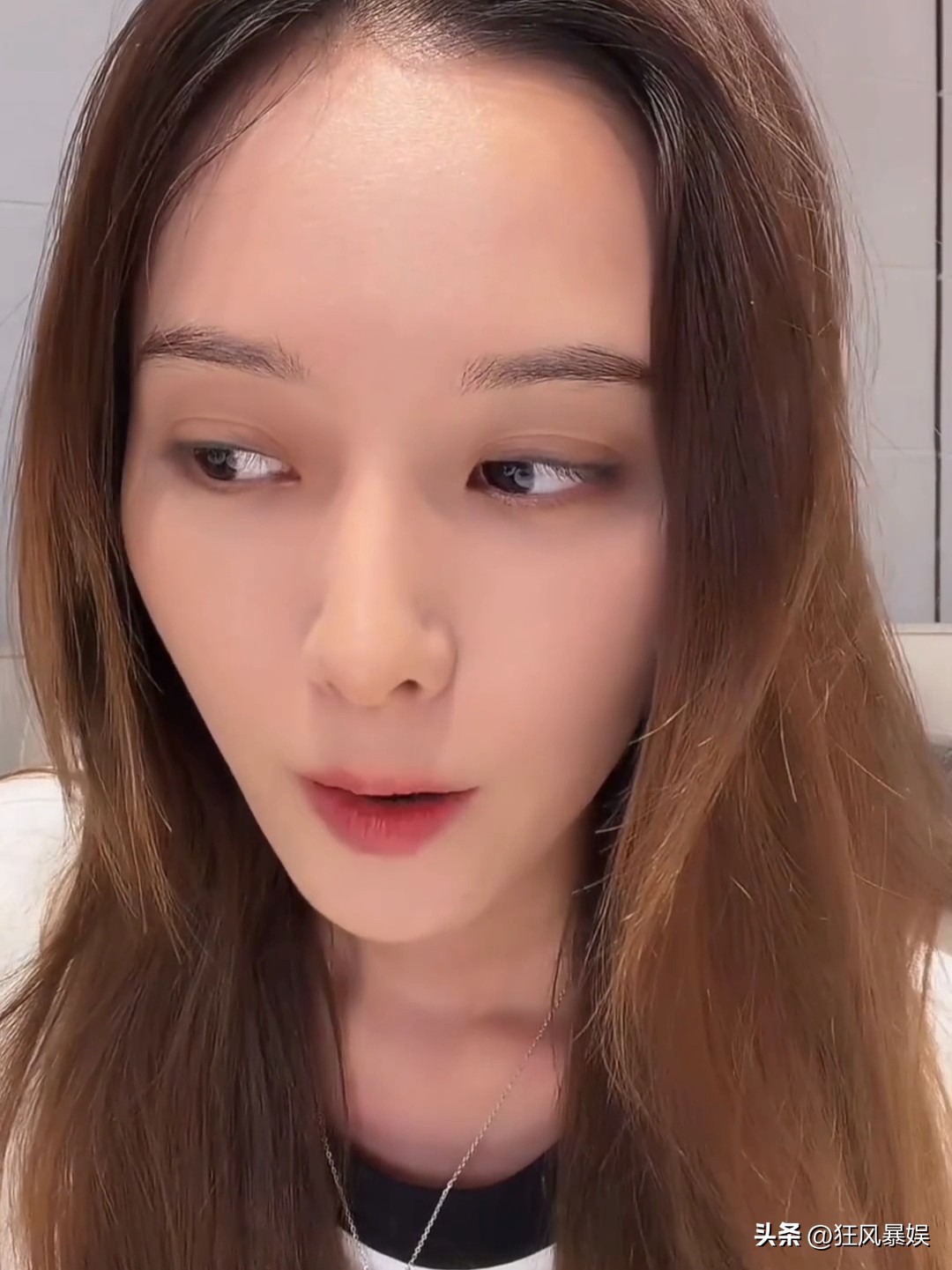 徐艺洋，正面回应了！

10月16日晚，徐艺洋开直播正面回应与黄子韬的生子传闻，她逐一驳斥代孕、二胎谣言后，因朋友安慰当众落泪。这场直播，既是一次澄清，也是一个母亲在舆论风暴中的真实流露。

整场直播信息量密集，可归纳为三大重点：

重点一、澄清核心事实，一个孩子，自己剖腹产，中国籍。

 徐艺洋明