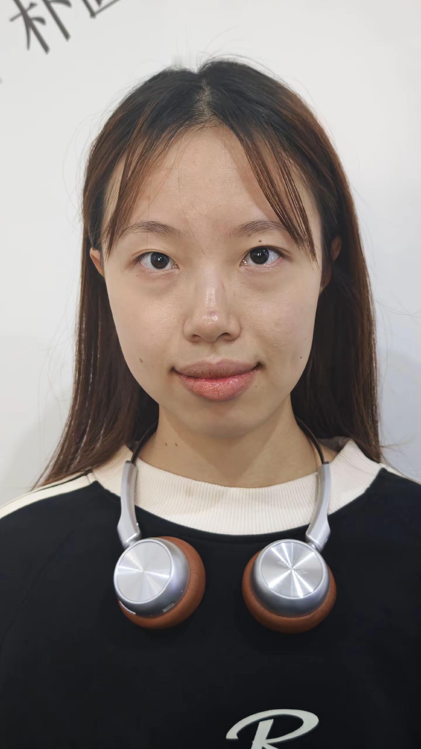 今日份的日常韩系妆容，小姐姐喜欢粉色，在搭配完服装之后，再简单画个日常...