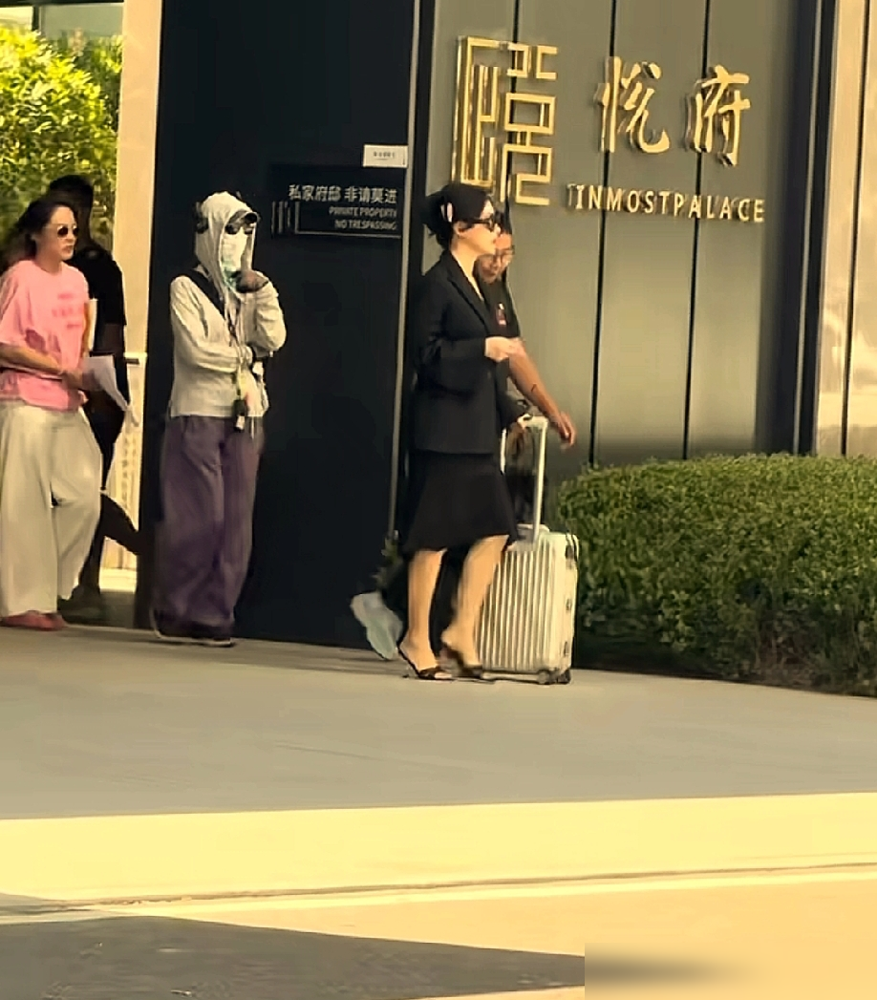青岛街头一声竟炸出了半个娱乐圈的顶流阵容。
路人镜头下，朱珠一个随意的转身，松弛感直接拉满，旁边站着的大鹏，两人正在拍一部叫《金牌司仪》的喜剧新片。本以为就是个普通剧组，结果扒了一下班底，瞬间不淡定了。
监制大鹏，主演除了他自己，还有《狂飙》大嫂高叶，《我不是药神》里的倪虹洁，再加上金靖、李治廷