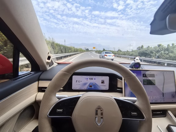 迎着晴好的阳光开着问界M5出发，ADS智驾在城市道路上稳稳护航，静谧舒服的座舱让一路都轻松自在。
到海洋馆一抬头就被满缸热闹的慈鲷惊艳，橙黄、粉紫、深蓝的鱼儿成群穿梭，灵动又鲜活。看鱼群游来游去，不用赶路的悠闲，就是周末出游最治愈的小美好。#智慧出行体验 #鸿蒙智行 #问界M5 #用鸿蒙的亿点理由