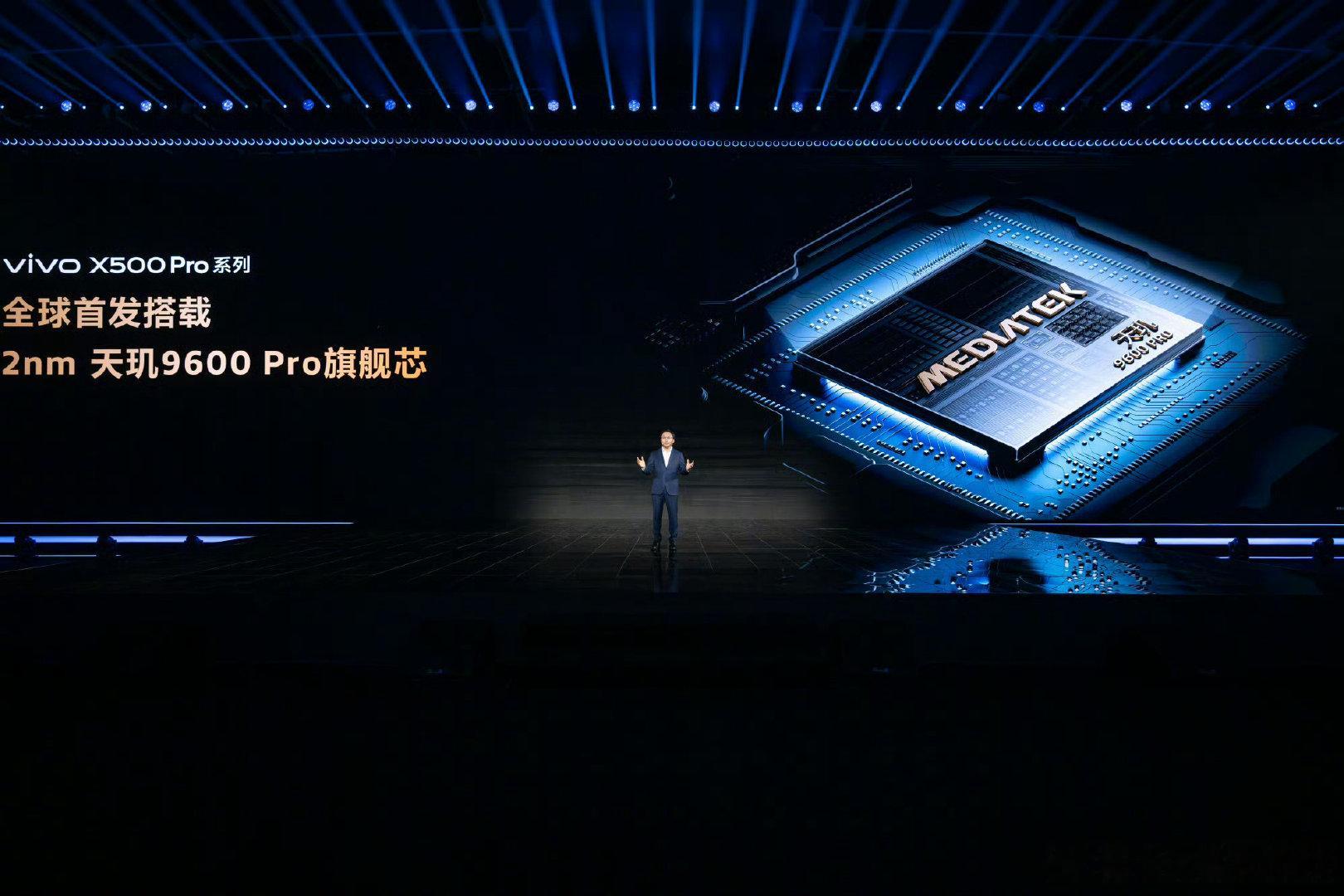 #vivo全球首发天玑2nm芯片#
发哥交给了vivo蓝厂，同步推出的60fps追焦、4k 120fps 10bit Log等等... 
期待这次2nm的天玑和蔡司联手的vivox500Promax！[打call] ​