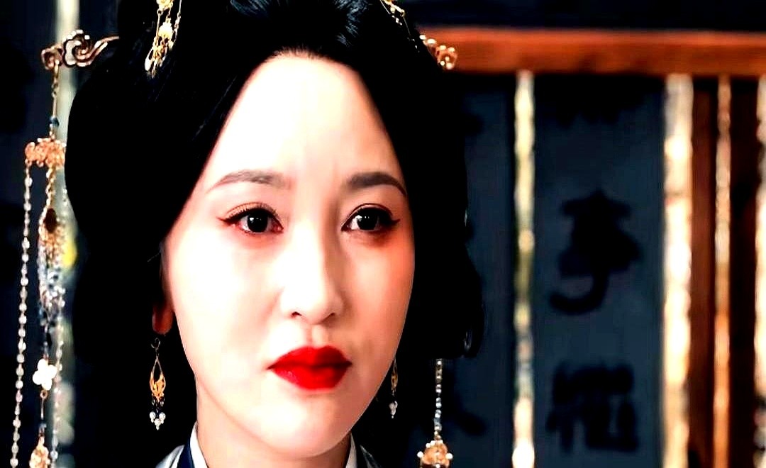 当年放话“绝不演妈”的金莎，这次狠狠打了自己的脸。

新戏《雀骨》里，她搭档何润东、陶昕然，老老实实当起了母亲。一场与女儿对视的戏，整整20秒，她没说半个字，只靠泛红的眼眶和微微颤动的下巴，把那种舍不得又不得不放手的隐忍全兜住了。

曾经死磕“甜妹”标签无戏可拍，如今肯把眼角细纹露给镜头，反倒把路走