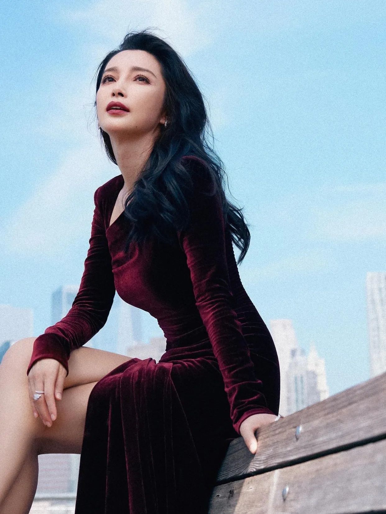 气质女神李冰冰，七零后演员，现在也是阿姨年龄了，酒红色丝绒开叉裙，依然...