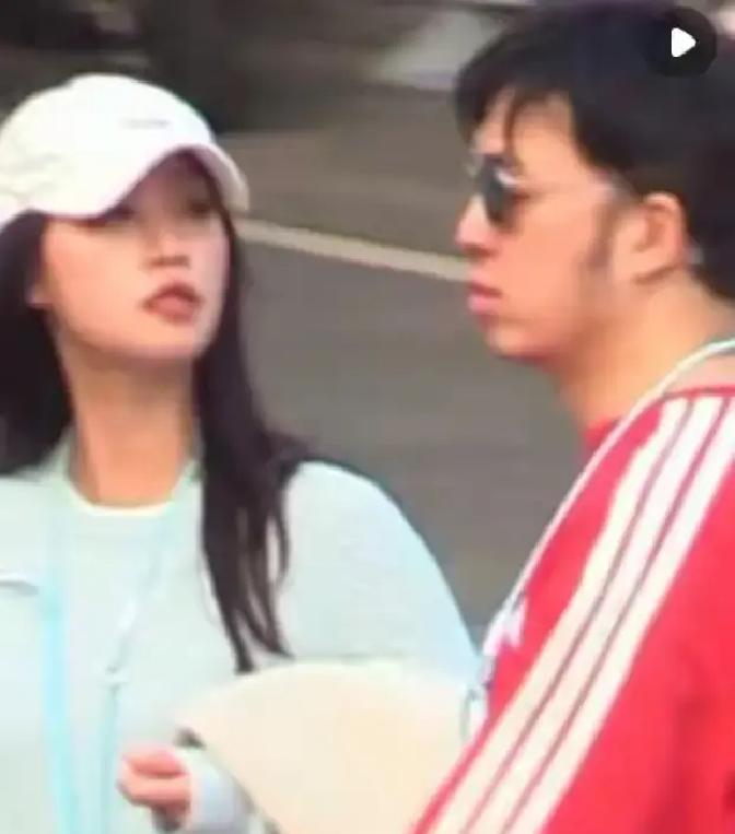 蓝盈莹和男友连续两年现身乌镇戏剧节，纯素颜逛街被拍，结果底下一堆人又在拿男方的长相跟前任曹骏反复比。
找对象这事，部分网友的审美包袱简直比当事人还重。
镜头里的蓝盈莹戴个白帽子，阔腿裤配平底鞋，手里搭着外套，穿得跟普通游客没两样。男方也是一身简单的运动便服，俩人边走边聊，大大方方的，完全没有那种