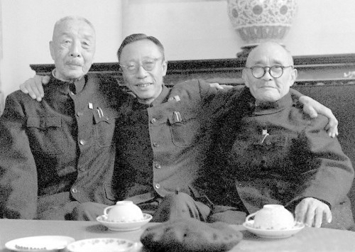 图：1961年在纪念辛亥革命50周年大会期间，鹿钟麟、溥仪、熊秉坤的合影。自左至右：鹿钟麟、溥仪、熊秉坤。

溥仪：作为清朝的末代皇帝，他在辛亥革命后被迫退位，经历了几经沉浮后在1959年获得特赦。
熊秉坤：被历史公认为打响武昌起义第一枪的革命党人，直接拉开了推翻清王朝的序