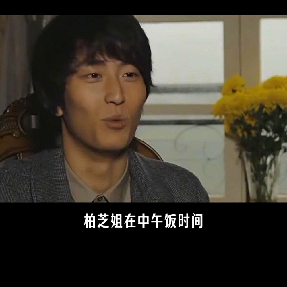 窦骁在片场爆料，46岁张柏芝趁午休搬个凳子坐在道具玉观音前，不打草稿直接下笔，比例光影全对，把全组人看愣了。
 

很多人只盯着女明星的脸看，觉得吃的是青春饭。
 

结果人家不仅戏演得好，转头还能出新歌，当了三个孩子的妈状态照样能打。
 

谈恋爱也有底气，直言追求者必须连孩子一起接受。
 

成