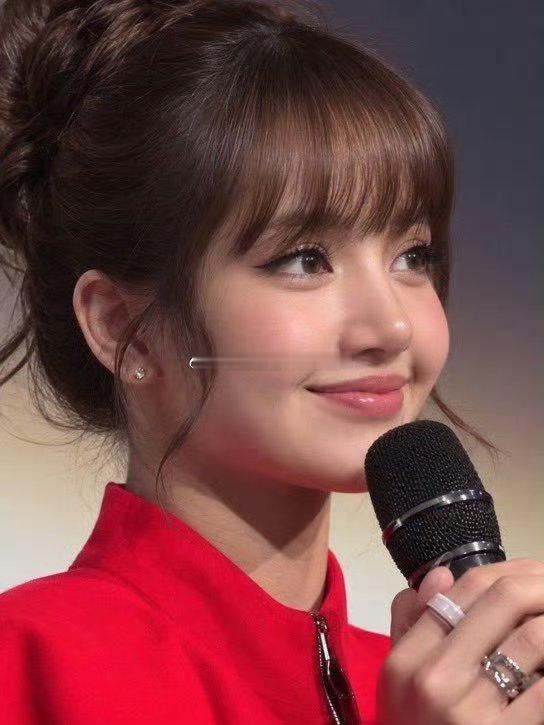 #曝Lisa非常想要自己的孩子#
Lisa面相卧蚕饱满，天生喜爱孩童，可作为全球艺人，婚恋生育要承担巨大舆论代价，内心向往，却不得不权衡现实。
事业和家庭从不是单选题，心愿归心愿，缘分还是要等待合适时机。
戊辰土太虚，婚姻稳定才能考虑下一步问题。 ​