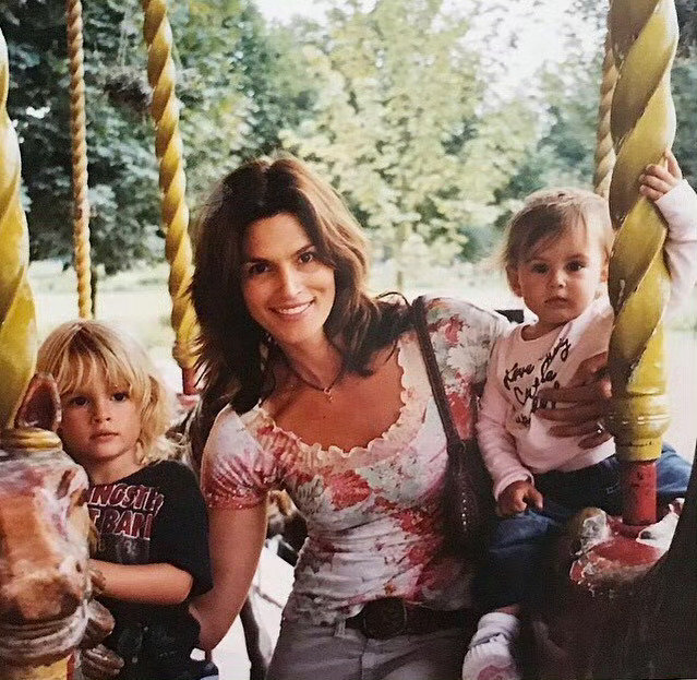 #i-rma# | Presley Gerber （1999-2026）  R.I.P 🕯️🕊️

     那个很疼爱Kaia Gerber的哥哥 永远离开了 

            从此一家四口就变成了一家三口 [伤心]

                     #辛迪克劳馥之子去世# ​