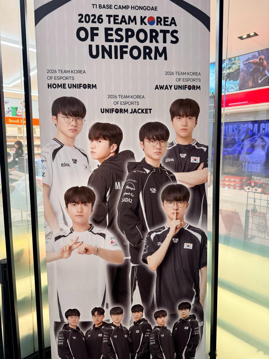 谁能拒绝与FAKER合照的机会？[嘻嘻]  ​