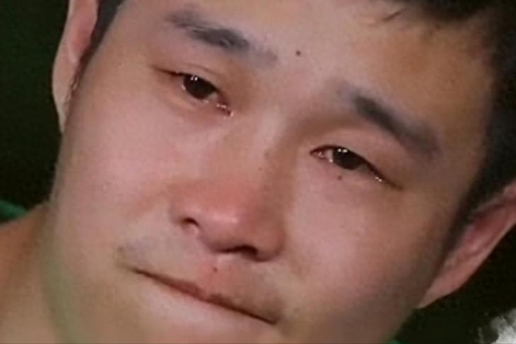 《什么意思夫妇》上映两天，骂声不在喜剧够不够好，而在小沈阳一家太像在“开家族店”：沈春阳首当导演，他傍着站台，路演把沈佳润也带出来。片子套路旧、亲情营销重，女儿旧日舞台争议被翻出来陪绑。观众反感的点很直：可以全家搞创作，但别把银幕当朋友圈，别让“我闺女”替烂剧本挡枪。